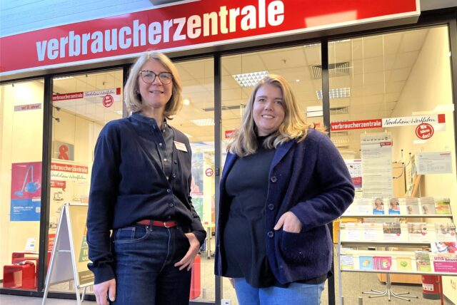 Marion Löhring (l.) und Nora Lauf stehen vor der Verbraucherzentrale in Marl.