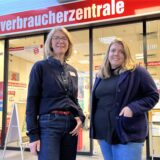 Marion Löhring (l.) und Nora Lauf stehen vor der Verbraucherzentrale in Marl.