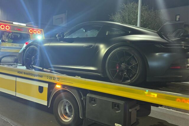 Ein dunkler Porsche steht in Gelsenkirchen auf einem gelben Abschleppwagen.