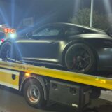 Ein dunkler Porsche steht in Gelsenkirchen auf einem gelben Abschleppwagen.