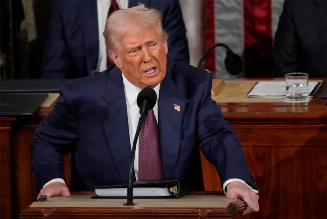 US-Präsident Donald Trump steht an einem Rednerpult.