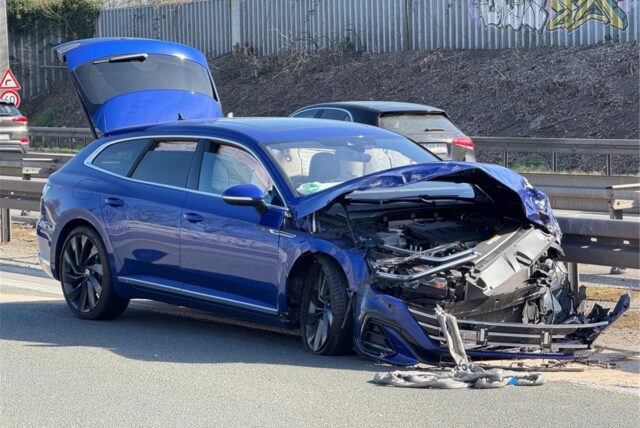 Ein blauer VW ist im vorderen Bereich bei dem Unfall auf der Autobahn A2 stark beshdigt worden.