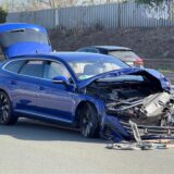 Ein blauer VW ist im vorderen Bereich bei dem Unfall auf der Autobahn A2 stark beshdigt worden.