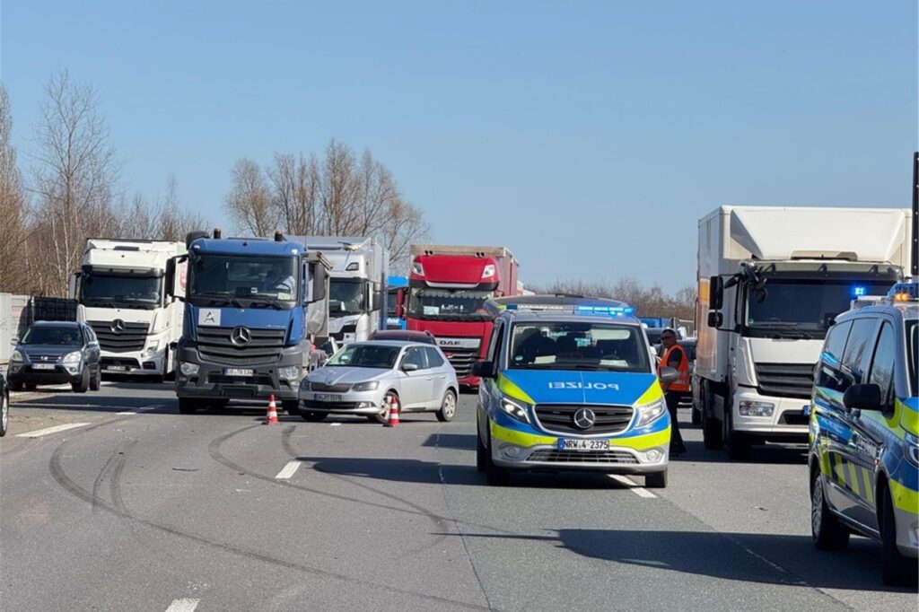 Ein blauer VW ist im vorderen Bereich bei dem Unfall auf der Autobahn A2 stark beshdigt worden. Ein blauer VW ist im vorderen Bereich bei dem Unfall auf der Autobahn A2 stark beshdigt worden.