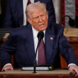 US-Präsident Donald Trump steht an einem Rednerpult.