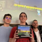 David Schlosser und Simeon Klask (v.l.) haben das „Health Game“ zur Aufklärung über Depressionen entwickelt, bei dem die Hauptfigur Alli (oben rechts) unter anderem dem depressiven Bauern Bernd begegnet. Betreut wurde das Projekt der beiden Schüler vom Dattelner Comenius-Gymnasium von Lehrer Christoph Schulz (r.).