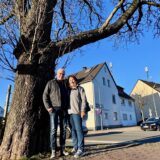 Zwei Menschen vor der alten Kastanie an der Lichtendorfer Straße.