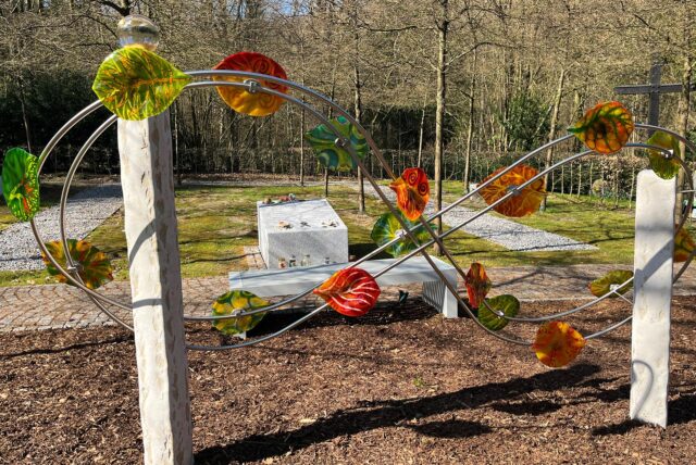 Die Kunst-Installation steht auf dem Sundernfriedhof in Haltern an der Gedenkstätte für die Opfer des Germanwings-Absturzes.