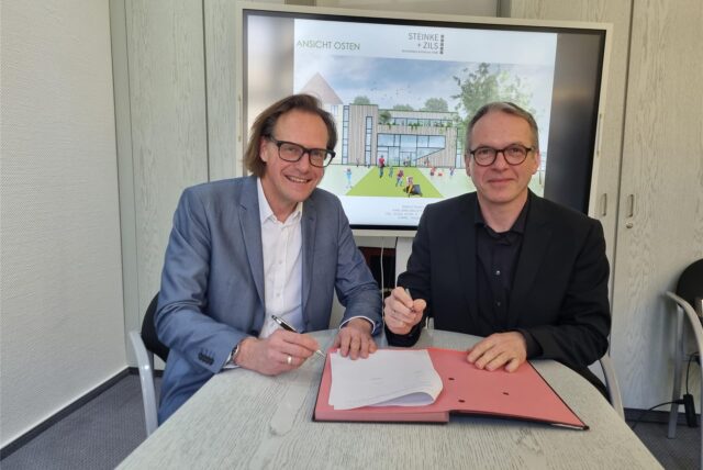 Rainer Steinke (li.) und Dattelns Bürgermeister André Dora unterzeichnen den Architektenvertrag für die Erweiterung der Lohschule.