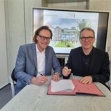 Rainer Steinke (li.) und Dattelns Bürgermeister André Dora unterzeichnen den Architektenvertrag für die Erweiterung der Lohschule.