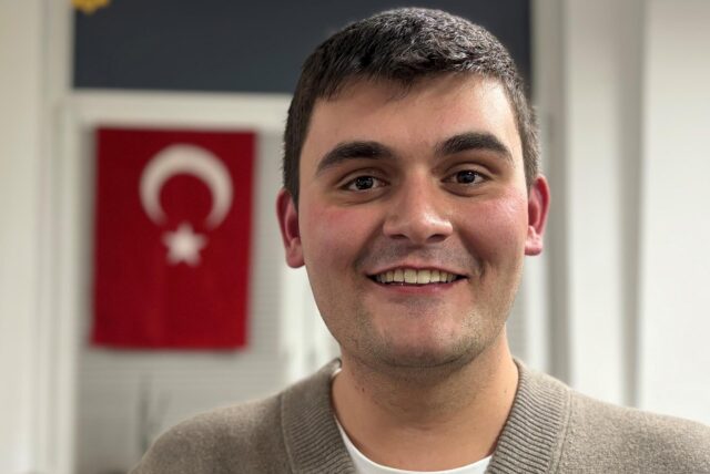 Cihat Senguel steht vor einer türkischen Flagge