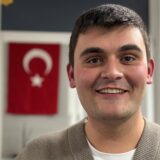 Cihat Senguel steht vor einer türkischen Flagge