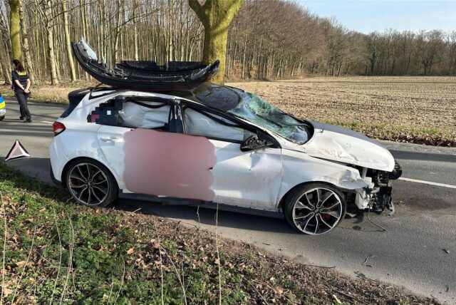 Unfallwagen steht auf der Bodelschwingher Straße.