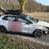 Unfallwagen steht auf der Bodelschwingher Straße.