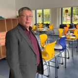 Hertens Schuldezernent Hermann Pieper in einem Klassenzimmer.