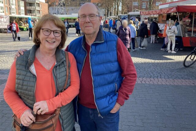 Birgit und Manfred Sauer schätzen die Qualität der Lebensmittel auf dem Wochenmarkt in Marl-Hüls.