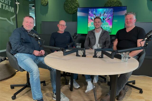 Stellen sich den Fragen im Sporttalk: Rot-Weißen Deutens Sportlicher Leiter Mathias Deckers (2.v.l.) und Kapitän Jonas Goecke (3.v.l.) sind zu Gast bei Henry Schoemaker (r.) und Thomas Braucks (l.).