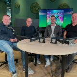 Stellen sich den Fragen im Sporttalk: Rot-Weißen Deutens Sportlicher Leiter Mathias Deckers (2.v.l.) und Kapitän Jonas Goecke (3.v.l.) sind zu Gast bei Henry Schoemaker (r.) und Thomas Braucks (l.).