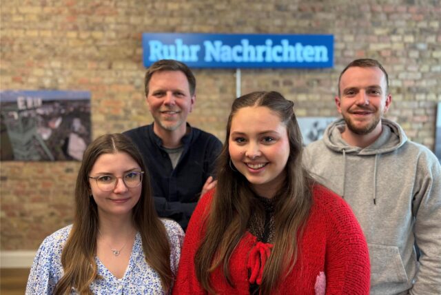 Tobias Weckenbrock (2.v.l.) hatte im PottCAS #138 Tabea Bremer und Tewe Schefer zu Gast. Und ein neues Gesicht und eine neue Stimme im Team: Alina Hecht (l.) feierte ihr Podcast-Debüt.
