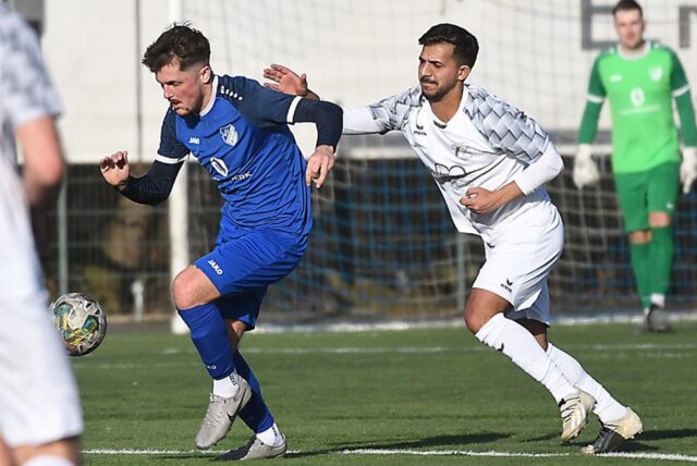 Der FC Frohlinde in blau, Wacker Obercastrop II in weiß