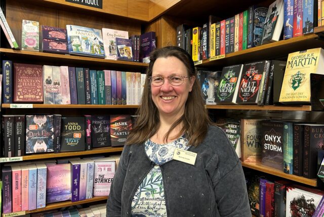 Gerlinde Droste steht in ihrer Buchhandlung in Herten-Mitte vor Bücherregalen.