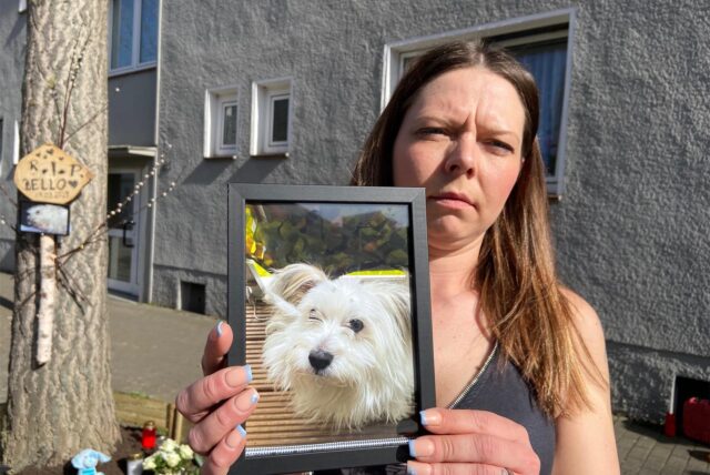 Olga Friesen zeigt ein Bild von Bello.