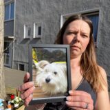 Olga Friesen zeigt ein Bild von Bello.