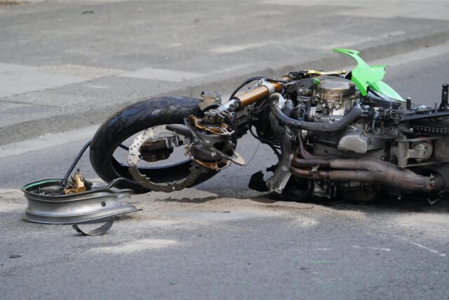 Das Motorrad eines 20-jährigen Castrop-Rauxelers liegt auf der Ringstraße (B235) in der Nähe der Altstadt. Der junge Mann verunglückte schwer und wurde lebensgefährlich verletzt.