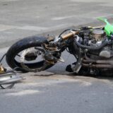 Das Motorrad eines 20-jährigen Castrop-Rauxelers liegt auf der Ringstraße (B235) in der Nähe der Altstadt. Der junge Mann verunglückte schwer und wurde lebensgefährlich verletzt.