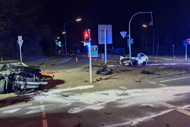 Die Kreuzung glich einem Trümmerfeld.