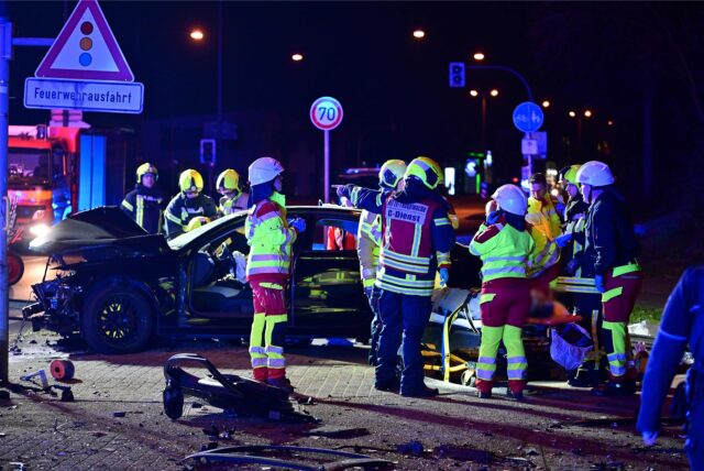 Einsatzkräfte der Marler Feuerwehr und Notärzte kümmerten sich um die Verletzten in dem demolierten Pkw.