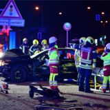 Einsatzkräfte der Marler Feuerwehr und Notärzte kümmerten sich um die Verletzten in dem demolierten Pkw.