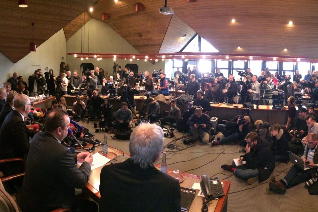 Zahlreiche Journalisten füllen den Ratssaal in Haltern bei der Pressekonferenz wenige Stunden nach dem Germanwings-Absturz. Zahlreiche Journalisten füllen den Ratssaal in Haltern bei der Pressekonferenz wenige Stunden nach dem Germanwings-Absturz.