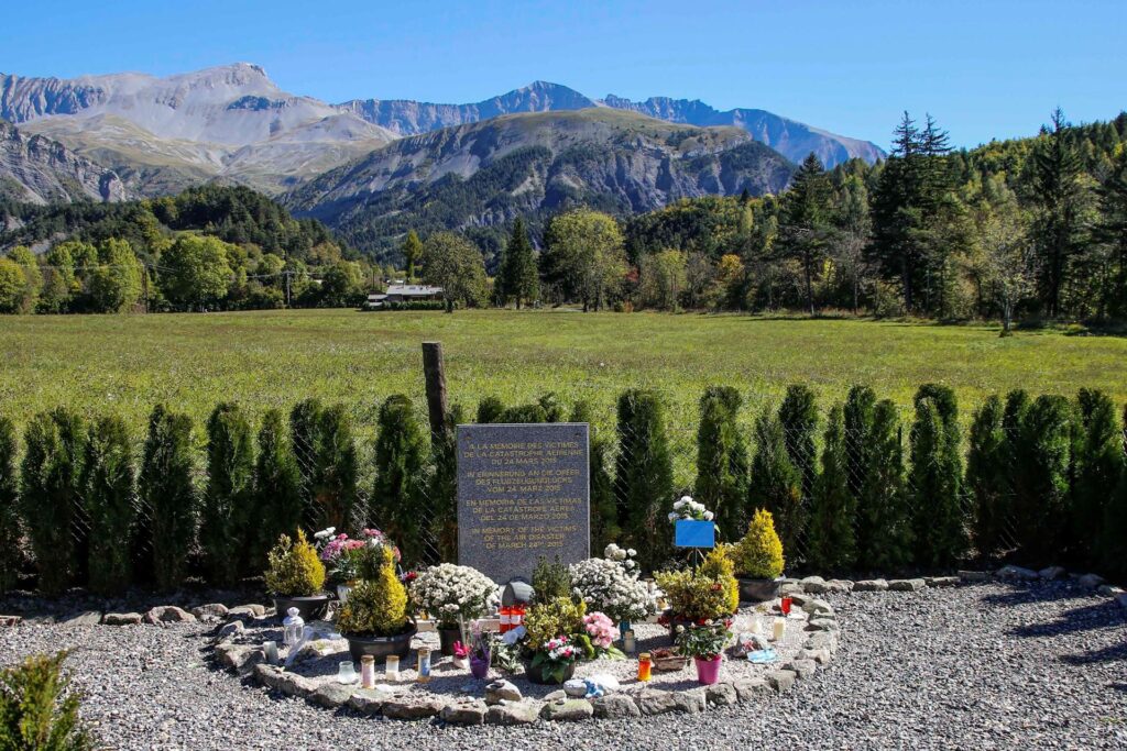 Ein Grabstein und im Hintergrund die französischen Alpen - die französische Gedenkstätte des Germanwings-Absturzes am Unglücksort. Ein Grabstein und im Hintergrund die französischen Alpen - die französische Gedenkstätte des Germanwings-Absturzes am Unglücksort.