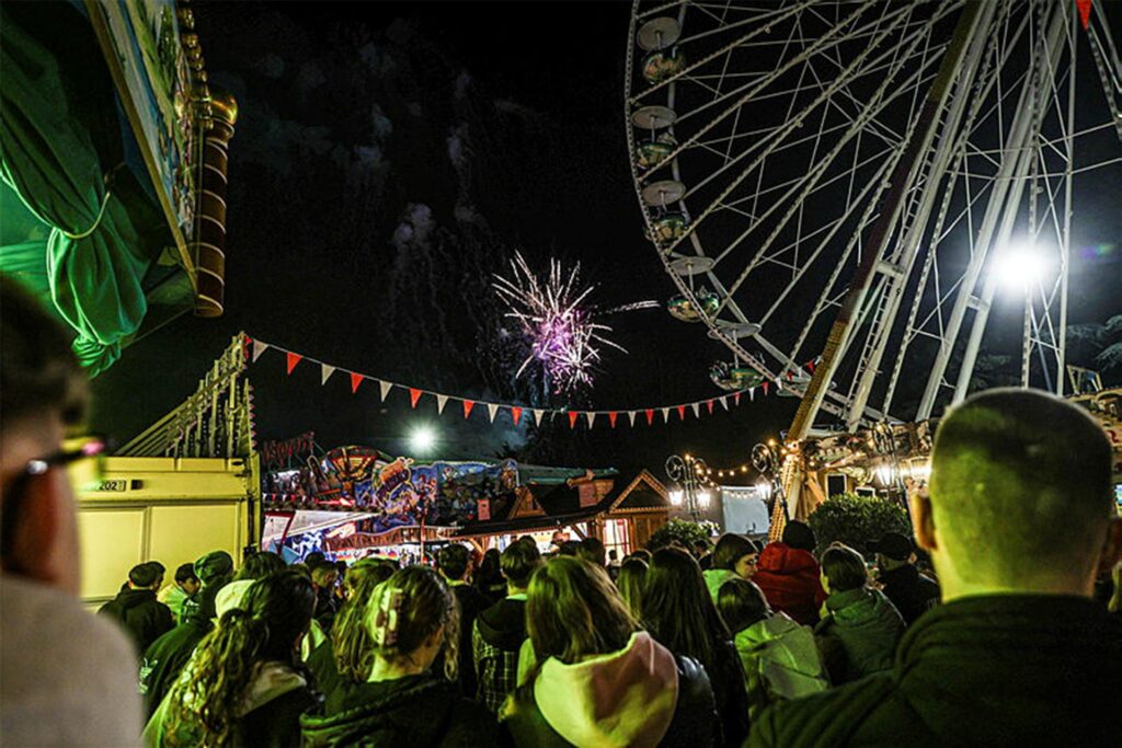 Besucher bestaunen das Feuerwerk auf der Osterkirmes Fredolino in Dortmund. Besucher bestaunen das Feuerwerk auf der Osterkirmes Fredolino in Dortmund.