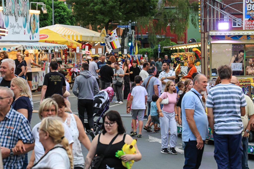 Besucher auf der Evinger Kohlenkirmes. Besucher auf der Evinger Kohlenkirmes.