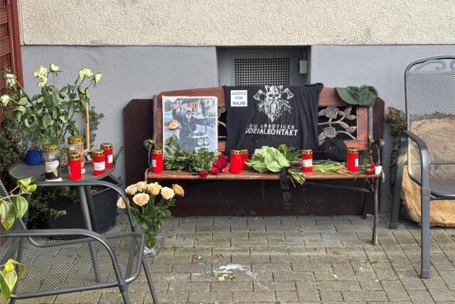 Blumen, Kerzen und ein großes Foto von Nejib B. lagen im Vorgarten des Hauses des Verstorbenen und seiner Ex-Frau.