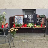 Blumen, Kerzen und ein großes Foto von Nejib B. lagen im Vorgarten des Hauses des Verstorbenen und seiner Ex-Frau.