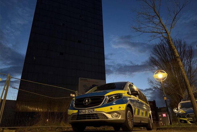 Ein Polizeiauto steht am Kronenturm. Einem bekannten Lostplace in Dortmund.