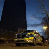 Ein Polizeiauto steht am Kronenturm. Einem bekannten Lostplace in Dortmund.