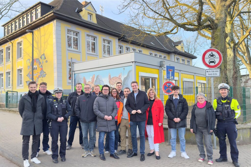 Schulleiter Peter Pyka (l.), die Polizei, Achim Waldert (Verkehr) und Thomas Thiel (Ordnung) aus dem Rathaus, Politiker verschiedener Parteien und weitere Beteiligte freuen sich über die Sperrung des Hangwegs zu Bring- und Abholzeiten an der Wilhelmschule. Schulleiter Peter Pyka (l.), die Polizei, Achim Waldert (Verkehr) und Thomas Thiel (Ordnung) aus dem Rathaus, Politiker verschiedener Parteien und weitere Beteiligte freuen sich über die Sperrung des Hangwegs zu Bring- und Abholzeiten an der Wilhelmschule.