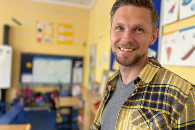 Peter Pyka, seit 2024 / 25 Leiter der Wilhelmschule in Dorf Rauxel, freut sich über die Einführung der Schulstraße vor dem Schulhof am Hangweg.