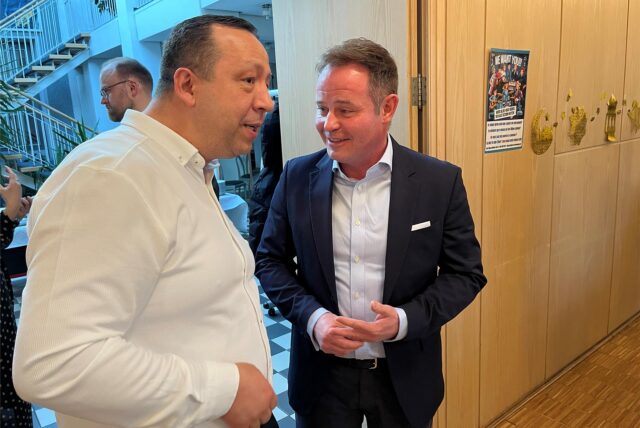 Lars Ehm unterhält sich mit Hakan Oktay im Bürgerhaus Herten.