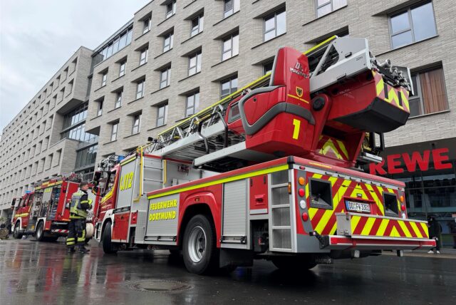 Löschwagen der Feuerwehr stehen vor dem Basecamp an der Kampstraße in Dortmund