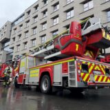 Löschwagen der Feuerwehr stehen vor dem Basecamp an der Kampstraße in Dortmund