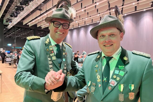 Ludger Grothus gratuliert dem neuen BSV-Vorsitzenden Christoph Zimmer (r.) zum Vorsitz.