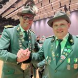 Ludger Grothus gratuliert dem neuen BSV-Vorsitzenden Christoph Zimmer (r.) zum Vorsitz.