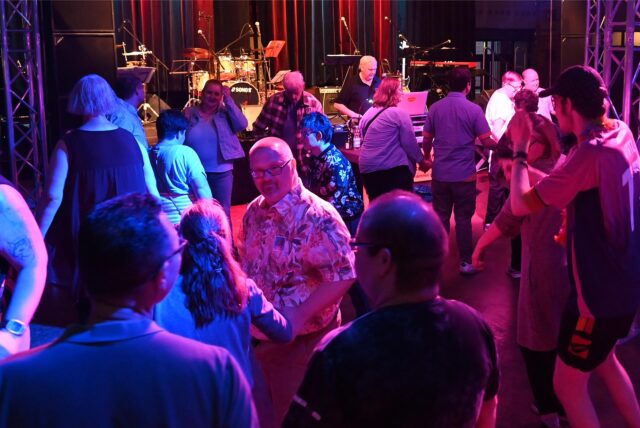 150 Gäste hatten am Freitagabend bei der großen inklusiven Single-Party der AWO im Wulfener Gemeinschaftshaus viel Spaß.