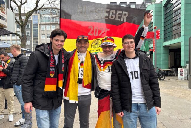 Auf dem Alten Markt in Dortmund stimmen sich Fans auf das Viertelfinale gegen Italien ein.