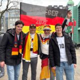 Auf dem Alten Markt in Dortmund stimmen sich Fans auf das Viertelfinale gegen Italien ein.